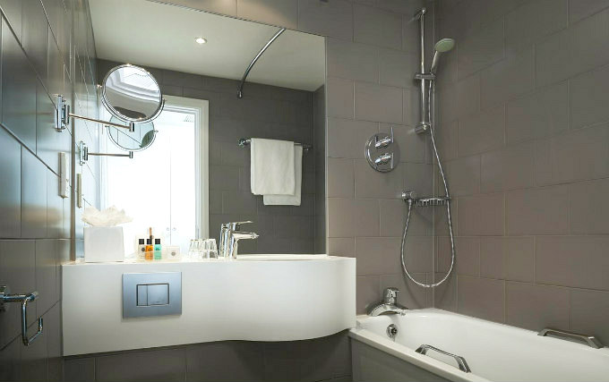 A typical bathroom at Holiday Inn Regents Park
