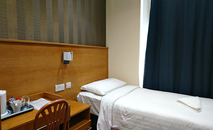 Une chambre simple à Mina House Hotel London