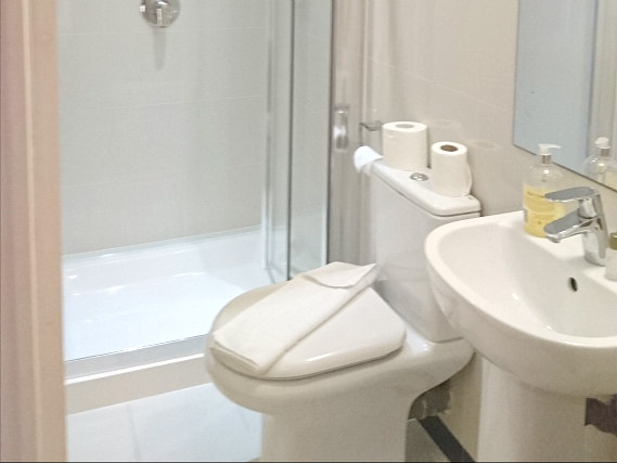 Le coin salle de bains de Mina House Hotel London