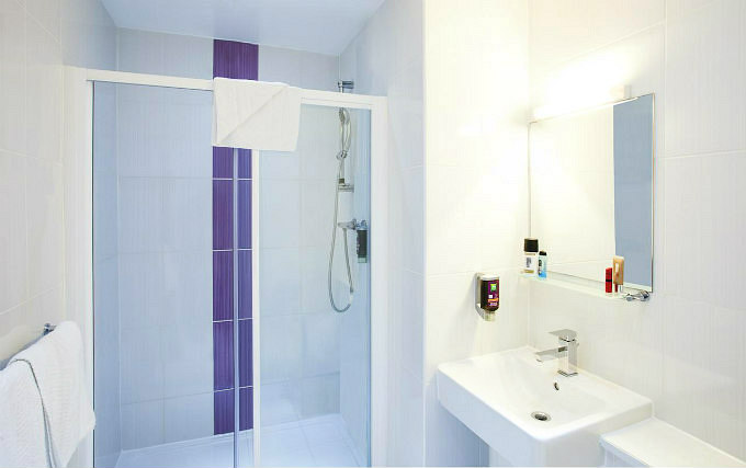 A typical bathroom at Ibis Styles London Croydon