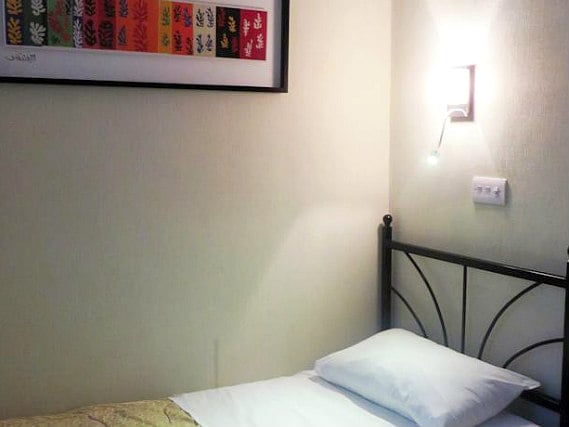 Une chambre simple à Central Hotel London