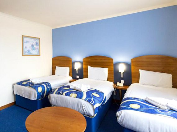 Une chambre triple de London Wembley International Hotel