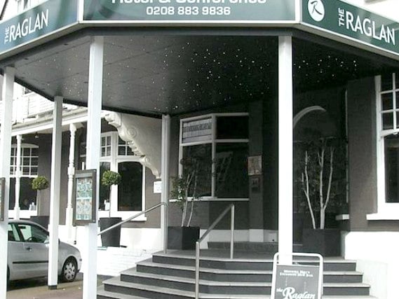 Raglan Hotel is situated in a prime location in Muswell Hill close to Alexandra Palace