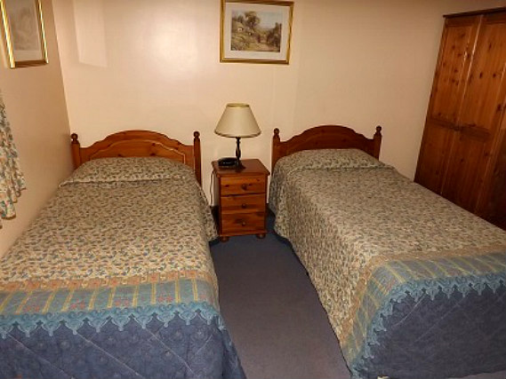 Une chambre avec lits jumeaux de Cottage Guest House