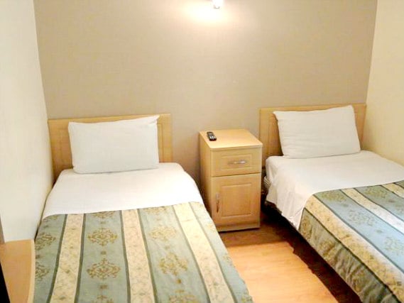 Une chambre avec lits jumeaux de Carlton Hotel London