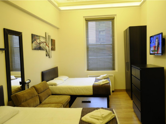 Une chambre triple de London Stay Apartments