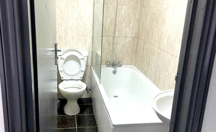 A typical bathroom at Barking Park Hotel