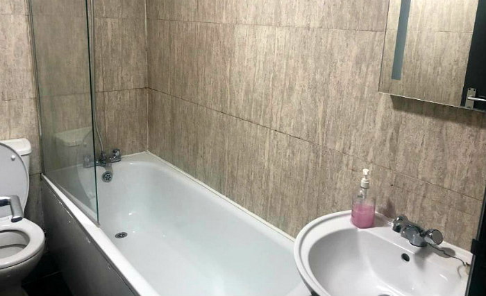 A typical bathroom at Barking Park Hotel