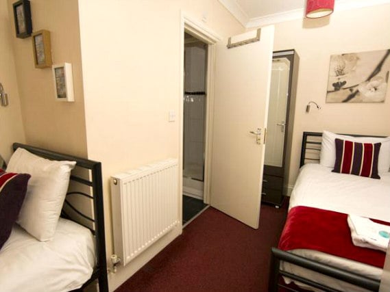 Une chambre avec lits jumeaux de Golden Strand Hotel