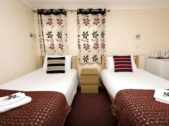 Une chambre avec lits jumeaux de Golden Strand Hotel