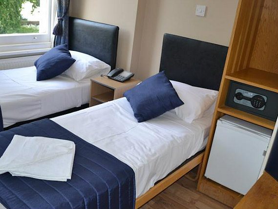 Une chambre avec lits jumeaux de Oxford Hotel London