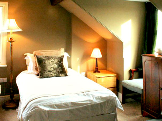Une chambre simple à Ambassador Heathrow Hotel
