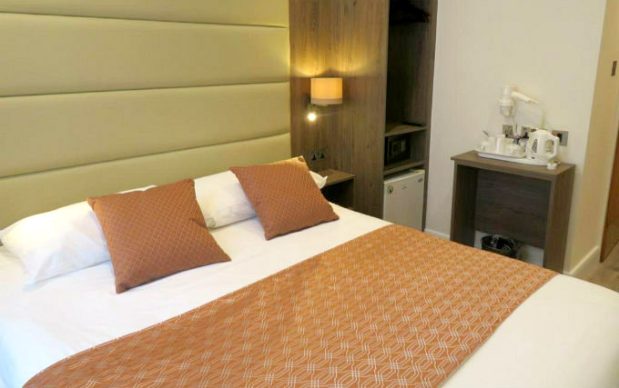 A comfortable double room at Glendale Hyde Park Hotel