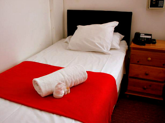 Une chambre simple à Plaza London Hotel