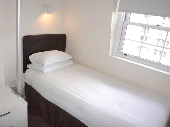 Une chambre simple à Swinton Hotel