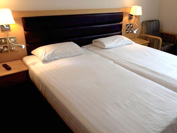 Une chambre avec lits jumeaux de Cromwell Crown Hotel London