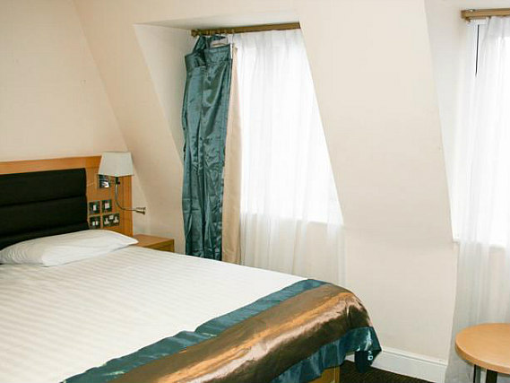 Une chambre à Cromwell Crown Hotel London