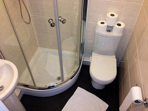 A typical bathroom at Amhurst Hotel