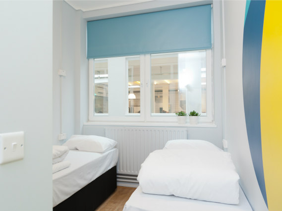 Une chambre avec lits jumeaux de Via Limehouse