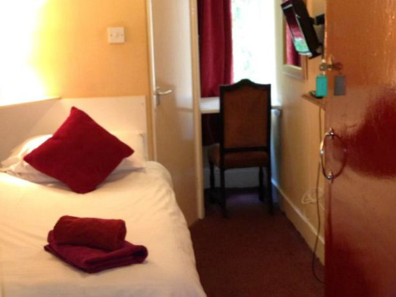Une chambre simple à Abbey Lodge Hotel