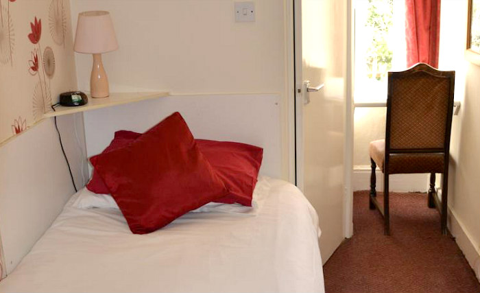 Une chambre simple à Abbey Lodge Hotel