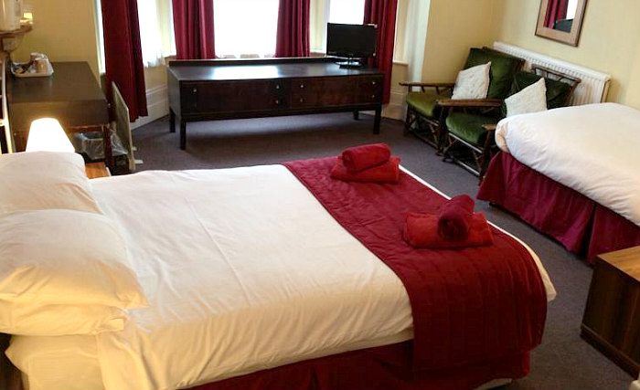 Une chambre triple de Abbey Lodge Hotel