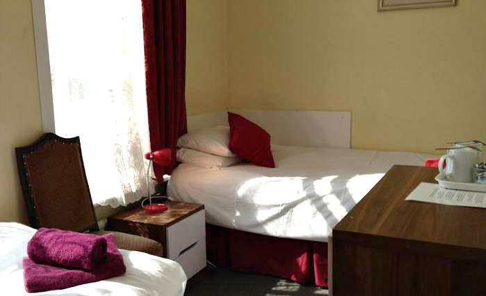 Une chambre avec lits jumeaux de Abbey Lodge Hotel