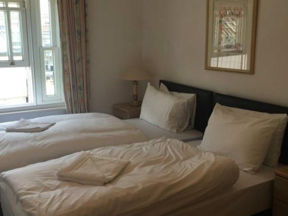 Une chambre avec lits jumeaux de Belgravia Rooms London