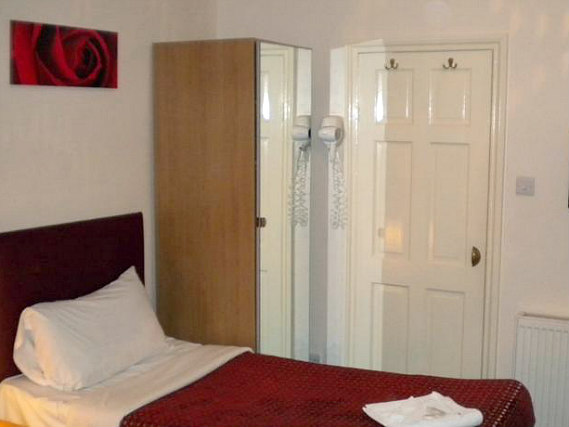 Une chambre simple à Royal London Hotel