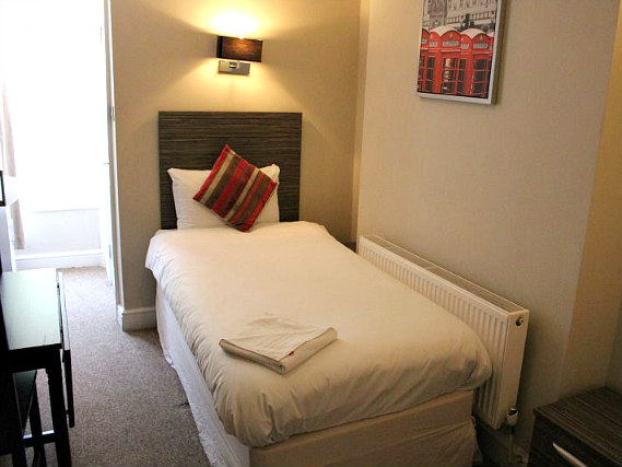 Une chambre simple à Sara Hotel London