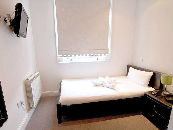 Une chambre simple à Hotel 43 London