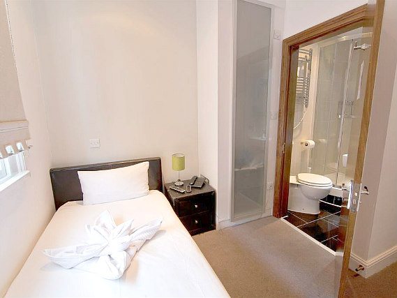 Une chambre simple à Hotel 43 London