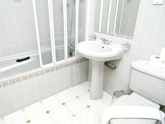 An ensuite bedroom at Alexandra Hotel