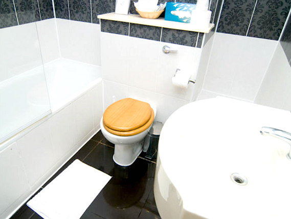 Relax in the private bathroom in your room at Gresham Hotel