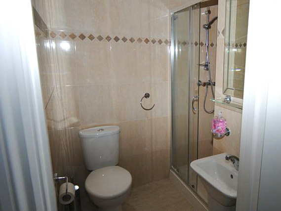 A typical bathroom at Tonys House Hotel