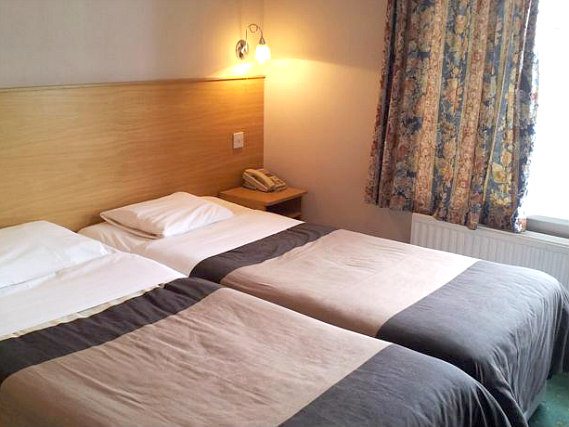 Une chambre avec lits jumeaux de West Cromwell Hotel