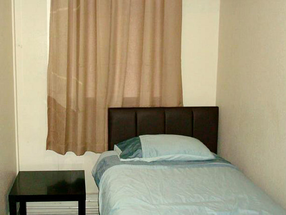 Une chambre simple à Forest Gate Hotel