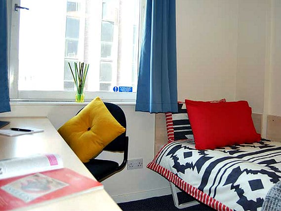 Une chambre simple à Dinwiddy House Budget Rooms