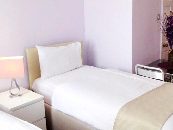 Une chambre avec lits jumeaux de Dylan Kensington