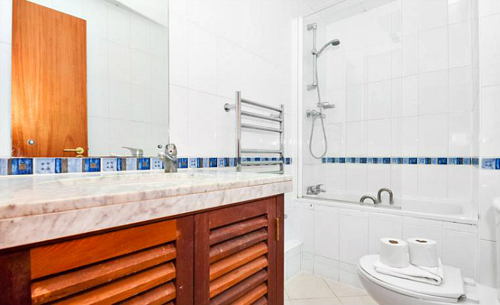 An ensuite bedroom at Access Apartments Paddington