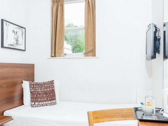 Une chambre simple à Avni Kensington Hotel