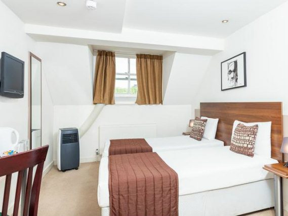 Une chambre avec lits jumeaux de Avni Kensington Hotel