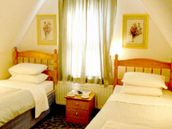 Une chambre avec lits jumeaux de St Georges Lodge