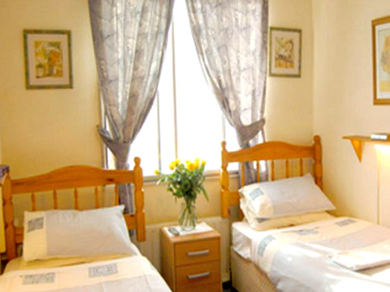 Une chambre avec lits jumeaux de St Georges Lodge