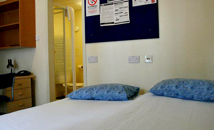 A comfortable double room at Bankside Apartments