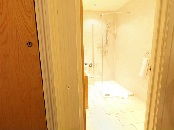 An ensuite bedroom at Hotel Onesixtwo