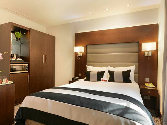 Enjoy a hot drink thanks to the tea/coffee making facilities in your room at Hyde Park Premier Hotel