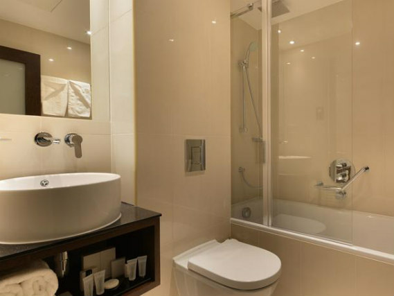 An ensuite bedroom at Hyde Park Premier Hotel