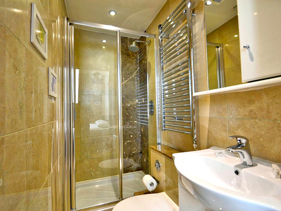 An ensuite bedroom at Apart Hotel 73