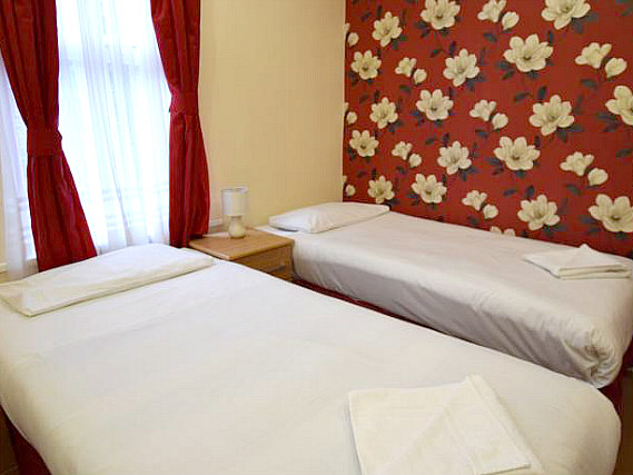 Une chambre avec lits jumeaux de Cranbrook Hotel